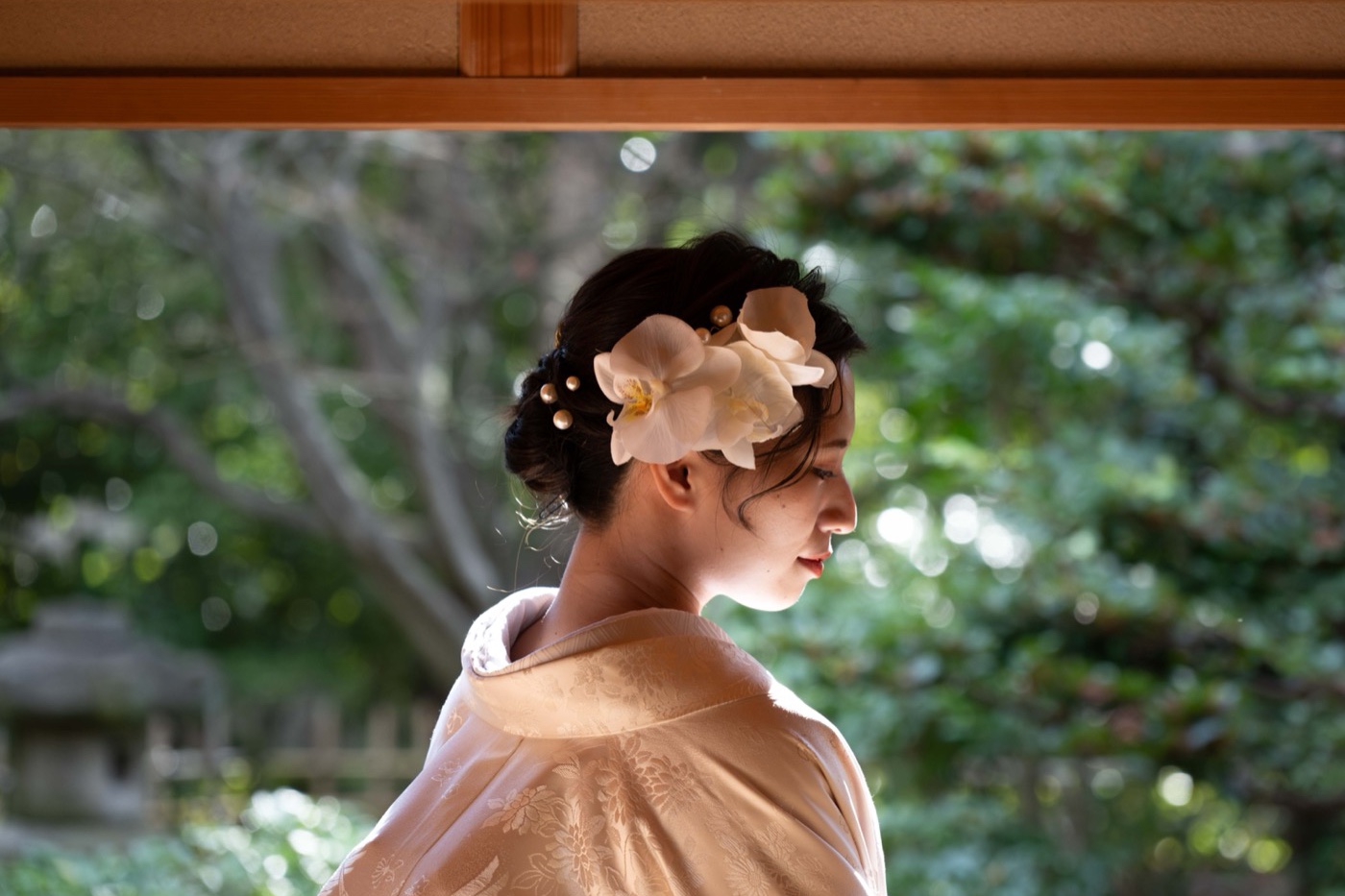 庭を背に振り返る白無垢の花嫁