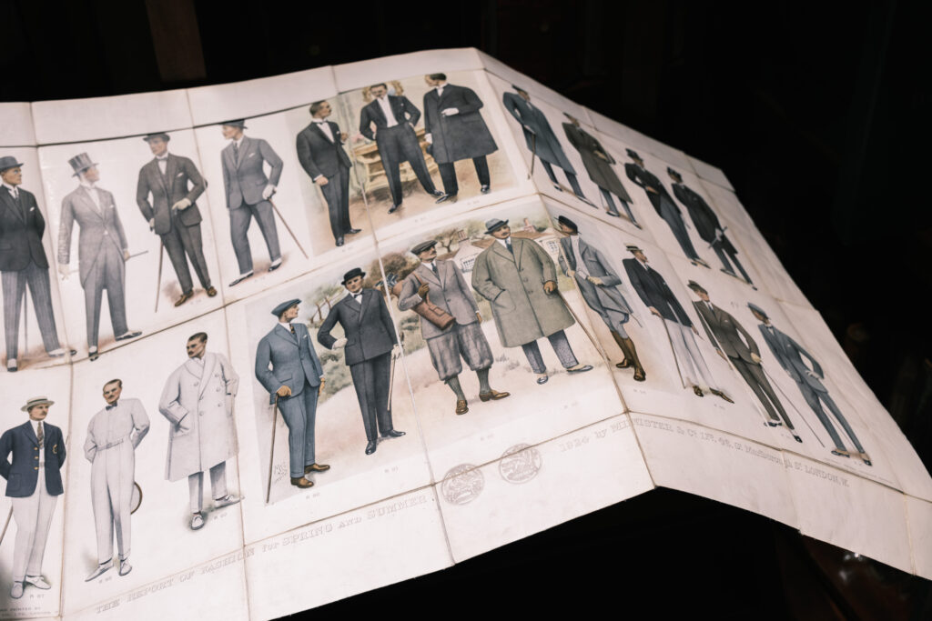 1924年の型録。春夏物のスーツやコートの図版が並んでいる
