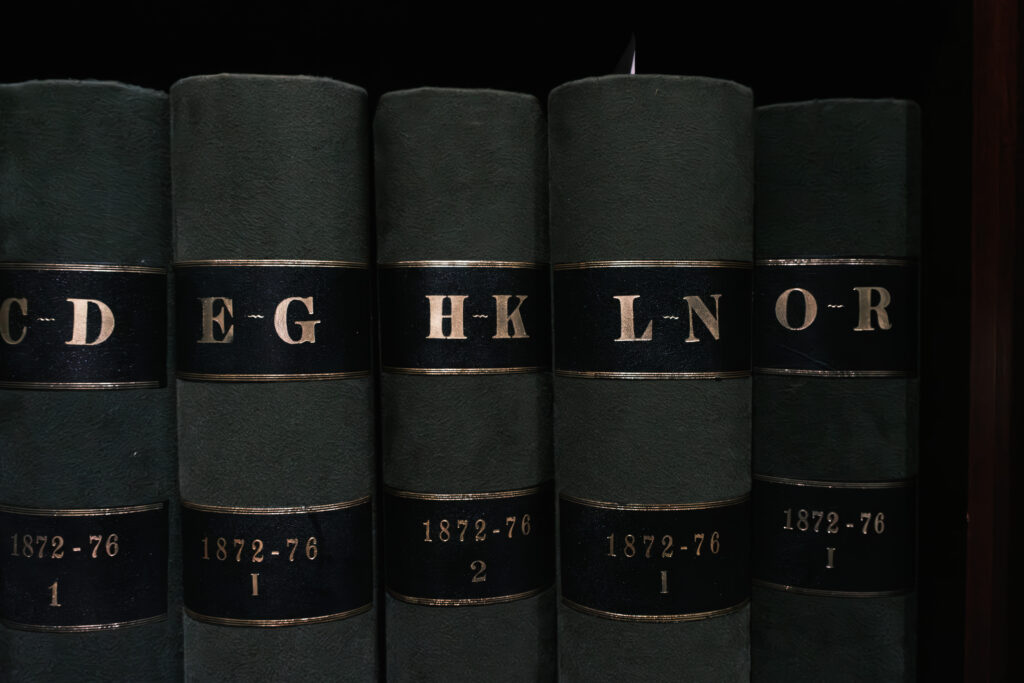 1872年から76年の帳簿の背表紙。金文字で年代が入っている
