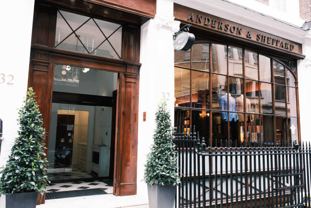 Old Burlington Street に面した Anderson & Sheppard の店構え